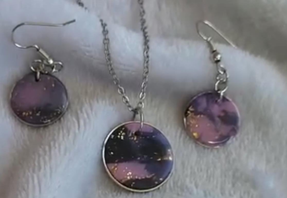 Schmuckset mit Halskette und Ohrringen in Violetttönen